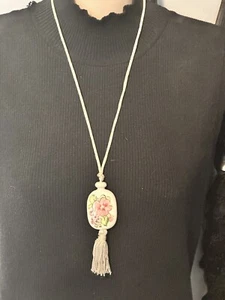 1970s Vintage Avon Ceramic Pink Painted Flower Pendant Necklace - Picture 1 of 8
