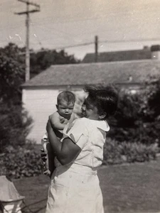 Niñera negra sonriente de la década de 1930 sosteniendo foto histórica de bebé caucásico - Imagen 1 de 3