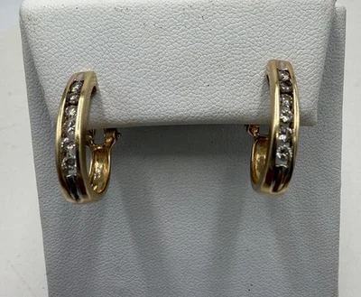 Pendientes tipo argolla vintage de diamantes de oro amarillo de 14K con respaldo Omega 0,28 ctw Foto 1 de 4