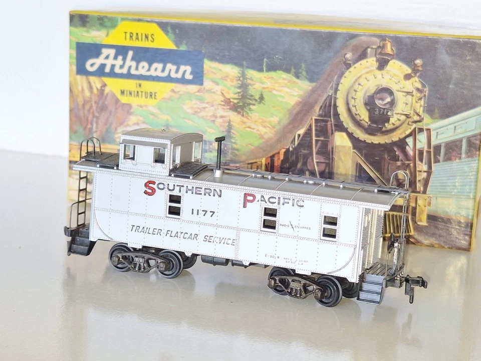 Athearn 1251 Southern Pacific Caboose Kit. Assembled. Good cond. Boxed. HO scale - Image 1 of 4