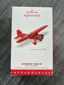 HALLMARK 2016 SKY'S THE LIMIT LOCKHEED VEGA AVIÓN ORNAMENTO - Imagen 1 de 1