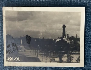 Antica fotografia giapponese seppia, scena di città. 3" X 2". Danni superficiali (verde) - Foto 1 di 1