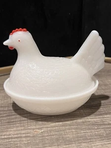 Vidrio de leche blanco vintage de 4" gallina en un nido pollo cresta roja plato vaso de leche - Imagen 1 de 7