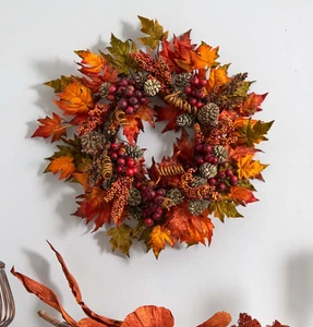 Fast natürlich 24 Zoll Künstlicher Erntedankkranz aus Ahorn und Beere im Herbst - Bild 1 von 5