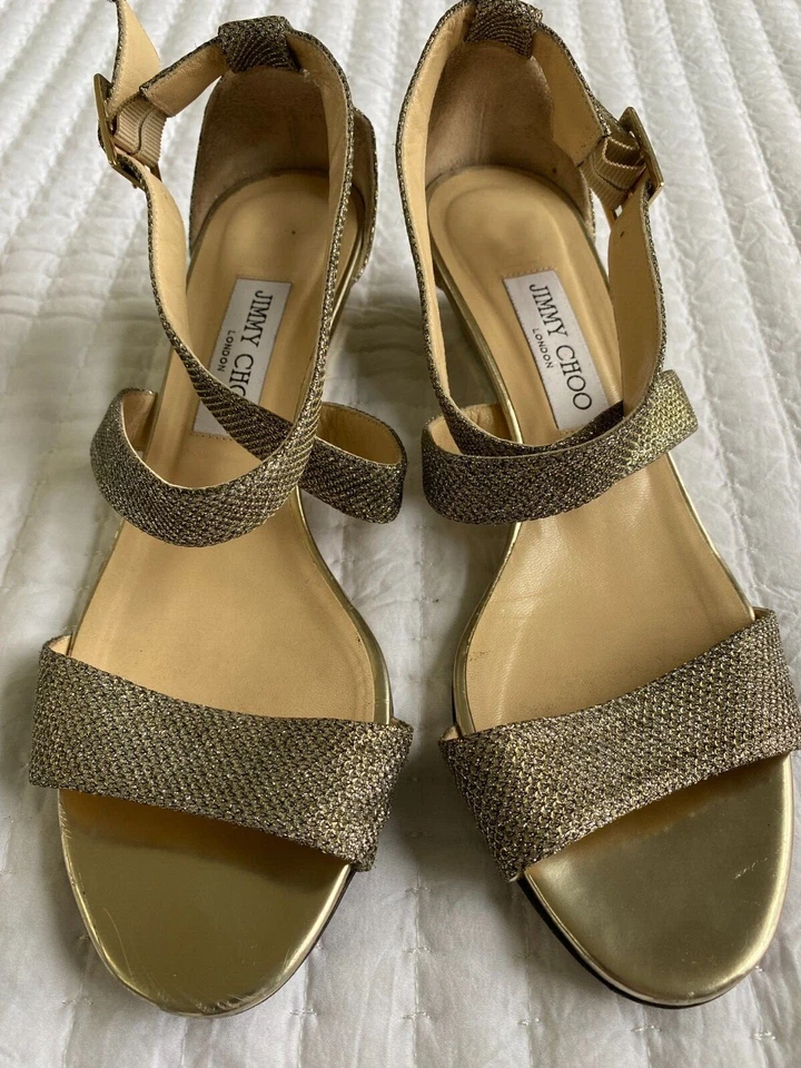 Jimmy Choo Chiara 闪耀金色半楔形凉鞋女式 7 码二手 — 第 1/1 张图片