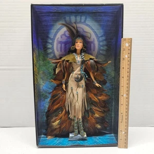 Barbie WIND RIDER Doll - Nativi Americani Collezionisti Etichetta Oro #J0983 - 2006 NUOVO - Foto 1 di 19