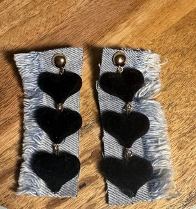 Orecchini in denim con cuori neri e ferramenta in metallo dorato. - Foto 1 di 5