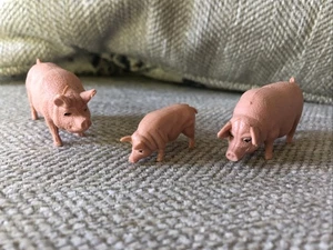 Vintage 3 Stck. Kunststoff Schwein Familie Figur Lot-Bauernhof Schweine Babys füttern Hongkong - Bild 1 von 4