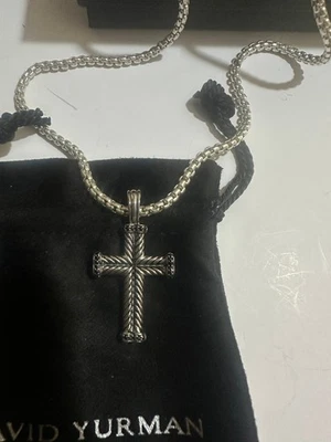 Collar Cruz Chevron 925 David Yurman con Pavé de Diamantes Negros Foto 1 de 4