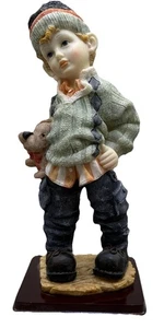 Statuina cucciolo ragazzo che tiene {16} - Foto 1 di 20