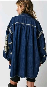 Free People Myna blaue Denim Tunika mit elfenbeinfarbener Stickerei L 168 $ Boho Ballonärmel - Bild 1 von 9