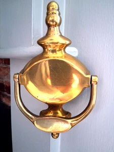 Llamador de puerta colonial de latón macizo de principios del siglo XX de colección se ve y funciona muy bien - Imagen 1 de 9