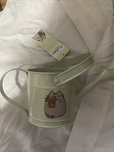 PUSHEEN BOX Exclusive - ANNAFFIATOIO IN METALLO - PRIMAVERA 2022 - NUOVO CON ETICHETTA Fioriera - Foto 1 di 3