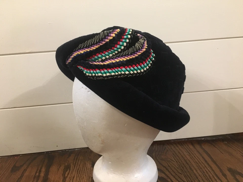 Sombrero de moda vintage para mujer de Evelyn Varon terciopelo negro diamante colorido Foto 1 de 4
