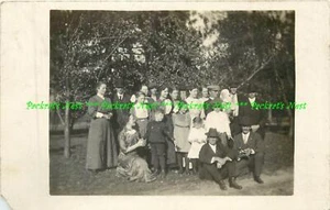 RPPC ca 1900-1910 große gut gekleidete Gruppe alle Altersgruppen möglich Familienveranstaltung Kamera - Bild 1 von 2