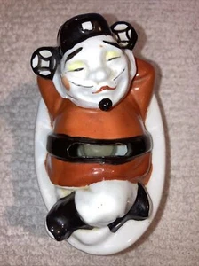 FIGURA DE PORCELANA HOMBRE ASIÁTICO RECLINABLE ALCANCÍA MONEDA DINERO Y ENCHUFE VINTAGE MCM - Imagen 1 de 12