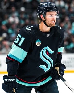 Foto de hockey de Shane Wright Mid Game Action Seattle Kraken 8x10 NHL - Imagen 1 de 1