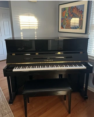 Piano vertical Yamaha T118 em ébano polido com assento correspondente - Raramente tocado - Imagem 1 de 3