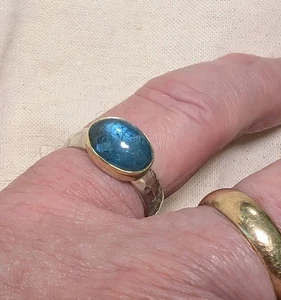 Teal Kyanite Cabochon Ring Hammered Silver & 18K Bezel Sz 7.75 - Picture 1 of 9