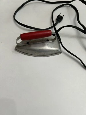 Plancha de juguete de aluminio para niños Dolly Dell vintage con mango y cable de madera roja. Foto 1 de 4