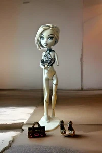 Monster High Skull Shores Frankie Stein schwarz weiß mit Schuhen & Tasche fehlender Arm - Bild 1 von 8