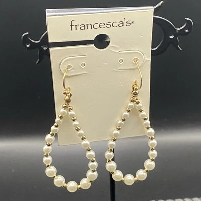 NUEVO CON ETIQUETAS Pendientes Francescas Imitación Blanco Perla Lazo Gota Tono Dorado Precio de venta sugerido por el fabricante $20.95 Foto 1 de 4