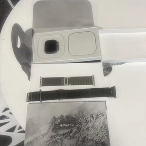 Apple Watch Ultra 49mm Estuche Titanio con Lazo Alpino Verde, Mediano (GPS +... - Imagen 1 de 6