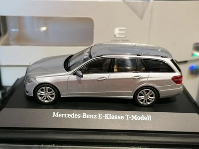 Schuco 1/43 Mercedes Classe E W212 T Model Iridium silver box dealer edition - Immagine 1 di 4