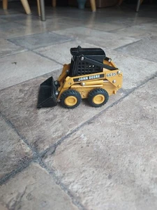 Ertl 1:32 Diecast Toy John Deere 6675 Skid Steer W/ Moveable 2" Bucket - Picture 1 of 7