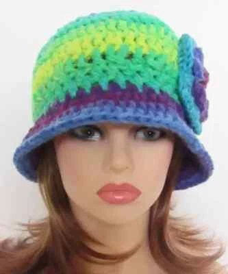 SOMBRERO CUBO CLOCHE GORRA QUIMIOTERAPIA CON ALA RAYAS VERDE AZUL PÚRPURA HECHO A MANO Foto 1 de 4