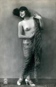 Französische Akt Frau Mütze Kappe Mode gewagt 1920er RPPC Foto Postkarte KOPIE - Bild 1 von 2