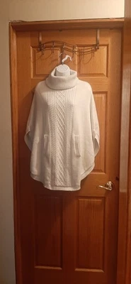 Poncho suéter cuello alto para mujer Foto 1 de 4