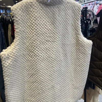 Indigo Soul 女式 2XL 码米色人造毛皮无袖背心钩扣眼扣 — 第 1/2 张图片