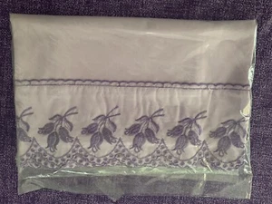 Juego de 2 fundas de almohada estándar con ojales lila bordes festoneados colecciones etc. nuevas - Imagen 1 de 5