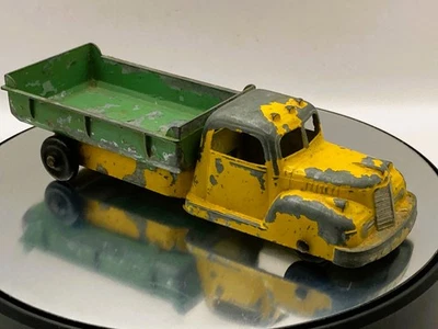 老式 20 世纪 40 年代 Tootsietoy 国际 K5 自卸车绿色和黄色 5 3/4 — 第 1/4 张图片