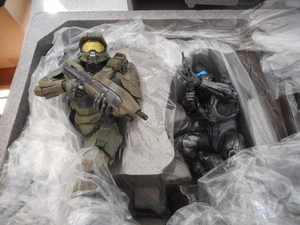 MICROSOFT XBOX HALO 5 GUARDIANS STATUE FIGURES IN ORIGINAL FOAM, NEVER REMOVED - Picture 1 of 9