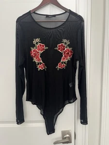 Body de malla negro a presión Forever 21 para mujer talla 3 aplicaciones de flores bordadas - Imagen 1 de 5