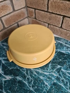 TUPPERWARE ROUND CAKE,PIE KEEPER HARVEST GOLD EXCELLENT PRE-LOVED CONDITION - Picture 1 of 2
