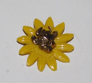 VINTAGE 1960s BORDEN ELSIE THE COW ADVERTISING PIN WITH YELLOW DAISY FLOWER ~ GC - Picture 1 of 3
