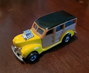 1989 HOT WHEELS CLASSICS #2530 '40s WOODIE BLACK WHEELS YELLOW WOOD GRAIN Car - Picture 1 of 6