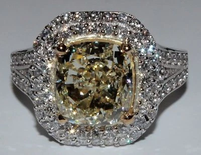 Anillo de compromiso de diamantes de corte cojín amarillo elegante de oro de 18 quilates de 2,45 quilates con certificación GIA Foto 1 de 4