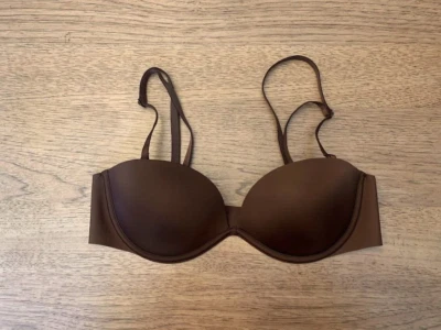 Sujetador sin tirantes acolchado Victoria's Secret Ganache marrón 36C desnudo en todos los sentidos VS Foto 1 de 2