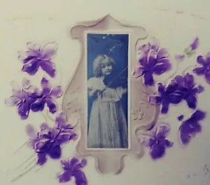 Geprägte Postkarte mit Fotoeinsatz süßes Mädchen Violine Schoell's Belle Plaine  - Bild 1 von 8
