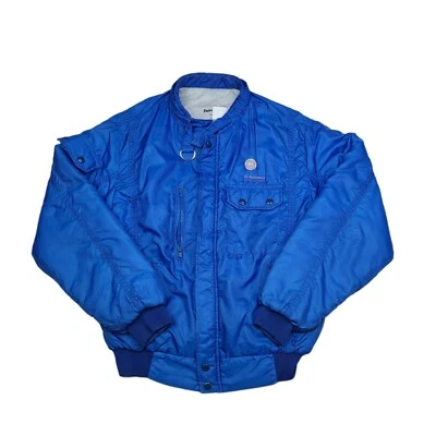 Jaqueta Bombardeiro Swingster Vintage Anos 80 GE Eletrodomésticos Logotipo Acolchoado Médio Fabricado nos EUA - Imagem 1 de 4