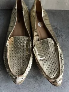 Just Fab Women's Gold Tone Perforated Slip on Ballet Flats Size 7 - Picture 1 of 6