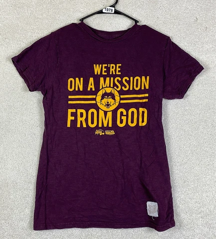 Loyola Chicago Ramblers Small T Shirt NCAA Maroon Size Small Short Sleeve Shirt Cover