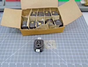 10 Stück NEU Hubbell HBL 5284 Single 3 Draht Braun Erdungsbuchse 15 Amp - Bild 1 von 7