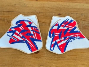 HONDA XR100 XR 100 1995 TANQUE DE COMBUSTIBLE GRÁFICOS CALCOMANÍAS PEGATINA HECHA EN EE. UU. PERFORADA - Imagen 1 de 17