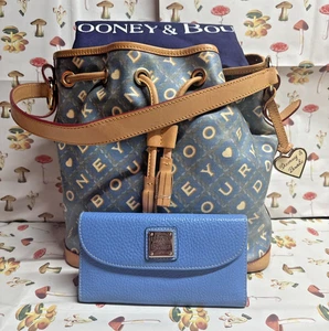 Dooney Bourke blue quilted drawstring shoulder bag with pebbled leather wallet - Picture 1 of 24