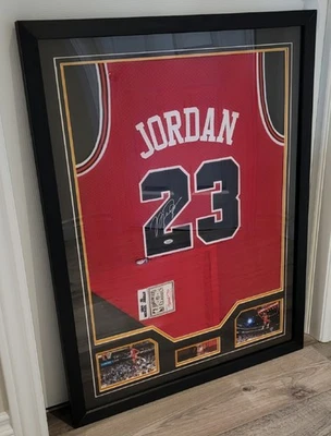 ¡ENMARCADO! Camiseta deportiva autografiada por Michael Jordan del novato 84-85 de los Chicago Bulls certificado de autenticidad Foto 1 de 4